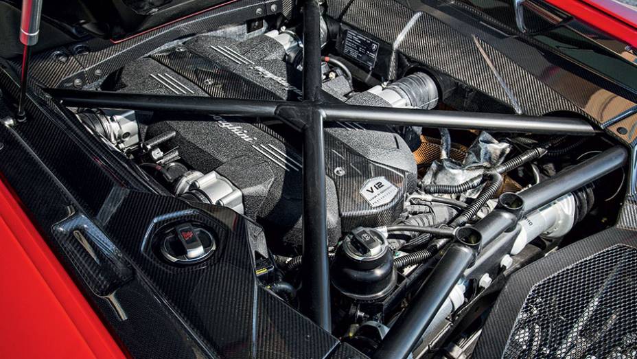 O motor é um V12 6.5 de 700 cv de potência | <a href="https://quatrorodas.abril.com.br/carros/impressoes/lamborghini-aventador-lp-700-4-spyder-740729.shtml" rel="migration">Leia mais</a>