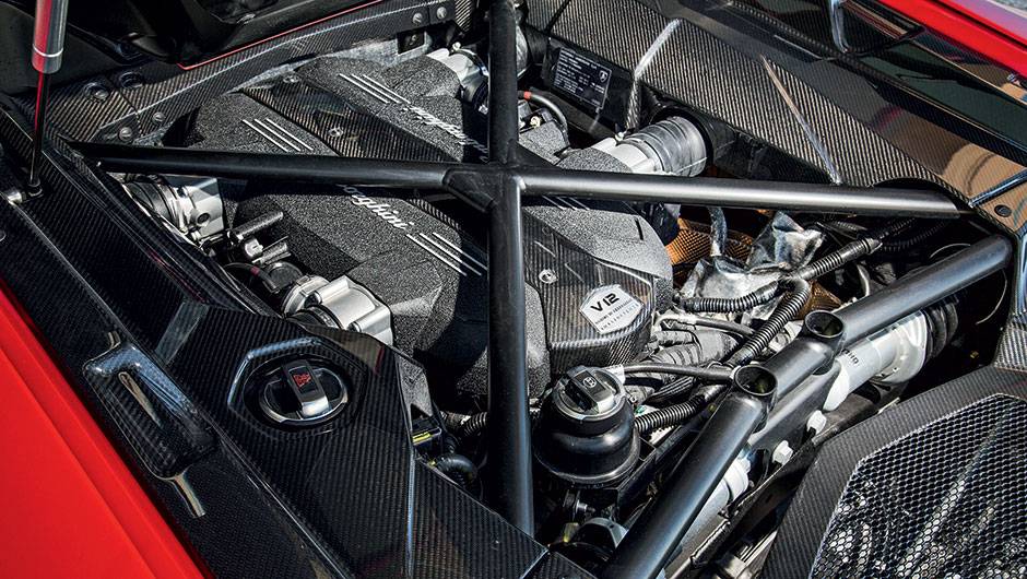 O motor &eacute; um V12 6.5 de 700 cv de pot&ecirc;ncia | <a href="https://quatrorodas.abril.com.br/carros/impressoes/lamborghini-aventador-lp-700-4-spyder-740729.shtml" rel="migration">Leia mais</a>