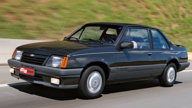 O 500 EF podia vir com duas ou quatro portas | <a href="https://quatrorodas.abril.com.br/carros/classicos-brasileiros/chevrolet-monza-classic-se-500-ef-740883.shtml" rel="migration">Leia mais</a> O 500 EF podia vir com duas ou quatro portas | <a href="https://quatrorodas.abril.com.br/carros/classicos-brasileiros/chevrolet-monza-classic-se-500-ef-740883.shtml" rel="migration">Leia mais</a>