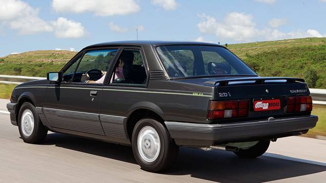 Aerofólio era a tentativa de dar um ar esportivo | <a href="https://quatrorodas.abril.com.br/carros/classicos-brasileiros/chevrolet-monza-classic-se-500-ef-740883.shtml" rel="migration">Leia mais</a> Aerofólio era a tentativa de dar um ar esportivo | <a href="https://quatrorodas.abril.com.br/carros/classicos-brasileiros/chevrolet-monza-classic-se-500-ef-740883.shtml" rel="migration">Leia mais</a>