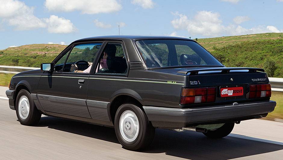 Aerof&oacute;lio era a tentativa de dar um ar esportivo | <a href="https://quatrorodas.abril.com.br/carros/classicos-brasileiros/chevrolet-monza-classic-se-500-ef-740883.shtml" rel="migration">Leia mais</a>