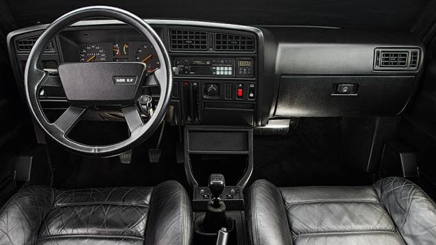 Ar, direção e banco de couro eram de série | <a href="https://quatrorodas.abril.com.br/carros/classicos-brasileiros/chevrolet-monza-classic-se-500-ef-740883.shtml" rel="migration">Leia mais</a> Ar, direção e banco de couro eram de série | <a href="https://quatrorodas.abril.com.br/carros/classicos-brasileiros/chevrolet-monza-classic-se-500-ef-740883.shtml" rel="migration">Leia mais</a>