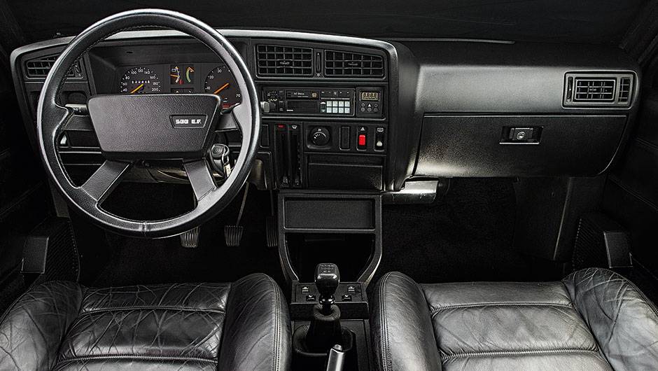 Ar, dire&ccedil;&atilde;o e banco de couro eram de s&eacute;rie | <a href="https://quatrorodas.abril.com.br/carros/classicos-brasileiros/chevrolet-monza-classic-se-500-ef-740883.shtml" rel="migration">Leia mais</a>