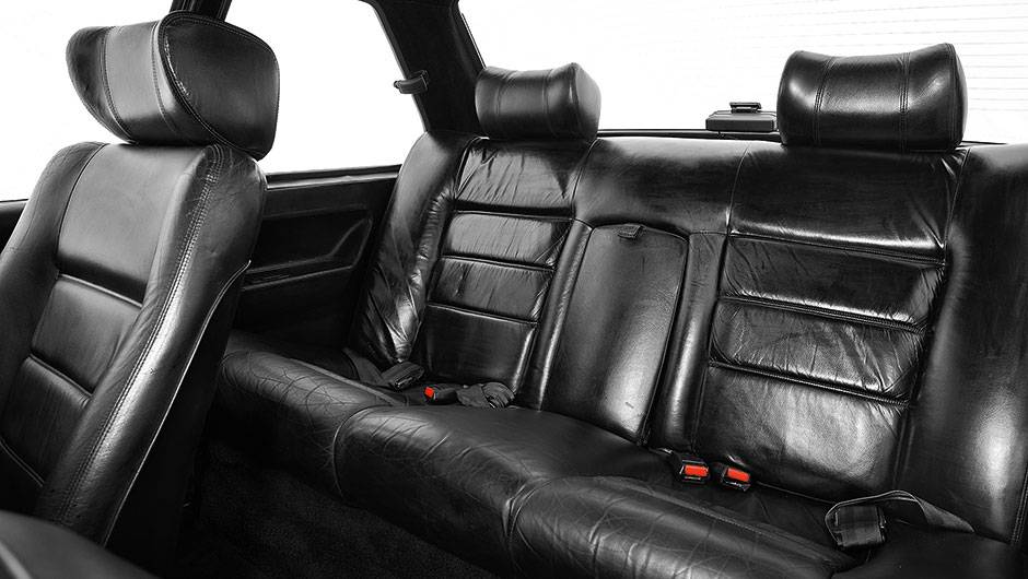 Cintos para tr&ecirc;s, mas conforto s&oacute; para dois passageiros | <a href="https://quatrorodas.abril.com.br/carros/classicos-brasileiros/chevrolet-monza-classic-se-500-ef-740883.shtml" rel="migration">Leia mais</a>