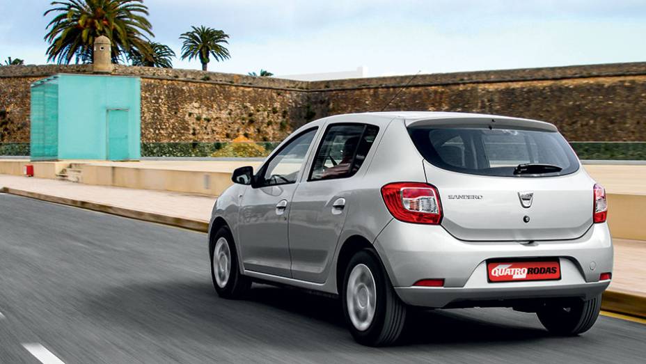 As lanternas verticais deram lugar a um modelo mais horizontal | <a href="https://quatrorodas.abril.com.br/carros/impressoes/dacia-sandero-740710.shtml" rel="migration">Leia mais</a>