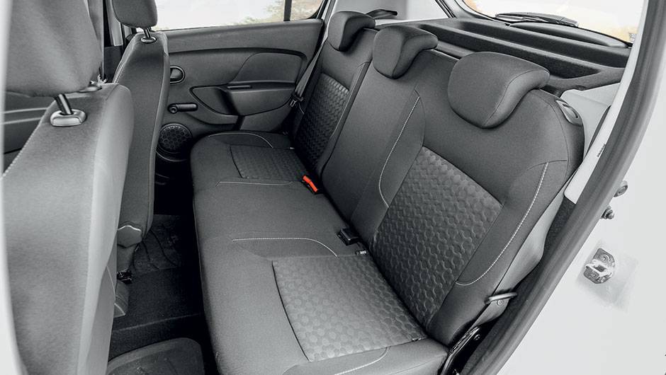 Apoio de cabe&ccedil;a para tr&ecirc;s, mas cinto central subabdominal | <a href="https://quatrorodas.abril.com.br/carros/impressoes/dacia-sandero-740710.shtml" rel="migration">Leia mais</a>