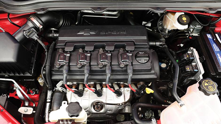 Na compara&ccedil;&atilde;o com o rival, o c&acirc;mbio tem engates menos suaves e o motor n&atilde;o empolga tanto | <a href="https://quatrorodas.abril.com.br/carros/comparativos/chevrolet-prisma-ltz-x-hyundai-hb20s-premium-740129.shtml" rel="migration">Leia mais</a>
