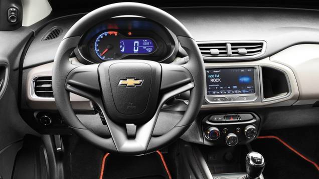 Meio digital, meio analógico, painel lembra o do Sonic | <a href="https://quatrorodas.abril.com.br/carros/comparativos/chevrolet-prisma-ltz-x-hyundai-hb20s-premium-740129.shtml" rel="migration">Leia mais</a>