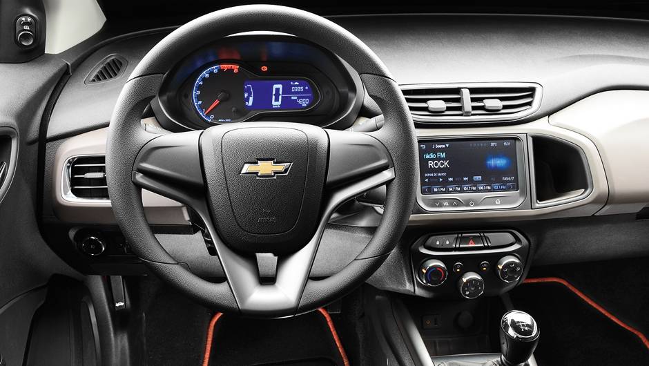 Meio digital, meio anal&oacute;gico, painel lembra o do Sonic | <a href="https://quatrorodas.abril.com.br/carros/comparativos/chevrolet-prisma-ltz-x-hyundai-hb20s-premium-740129.shtml" rel="migration">Leia mais</a>