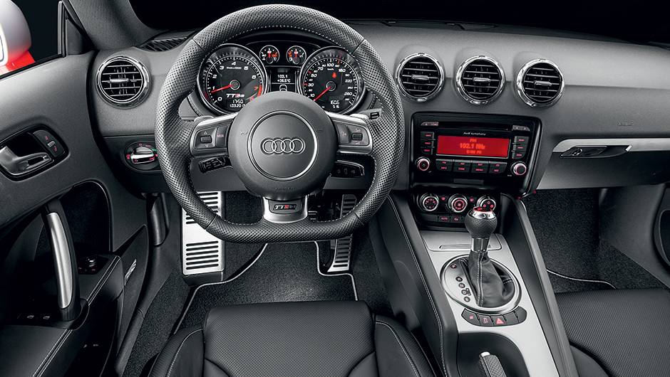 Cabine &eacute; completa, mas longe de surpreender | <a href="https://quatrorodas.abril.com.br/carros/impressoes/audi-tt-rs-743371.shtml" rel="migration">Leia mais</a>