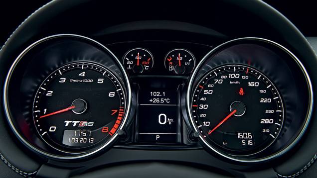 Os instrumentos também aferem a idade do TT | <a href="https://quatrorodas.abril.com.br/carros/impressoes/audi-tt-rs-743371.shtml" rel="migration">Leia mais</a> Os instrumentos também aferem a idade do TT | <a href="https://quatrorodas.abril.com.br/carros/impressoes/audi-tt-rs-743371.shtml" rel="migration">Leia mais</a>