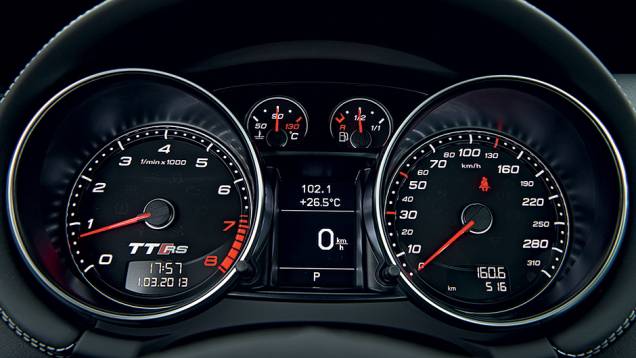 Os instrumentos também aferem a idade do TT | <a href="https://quatrorodas.abril.com.br/carros/impressoes/audi-tt-rs-743371.shtml" rel="migration">Leia mais</a>