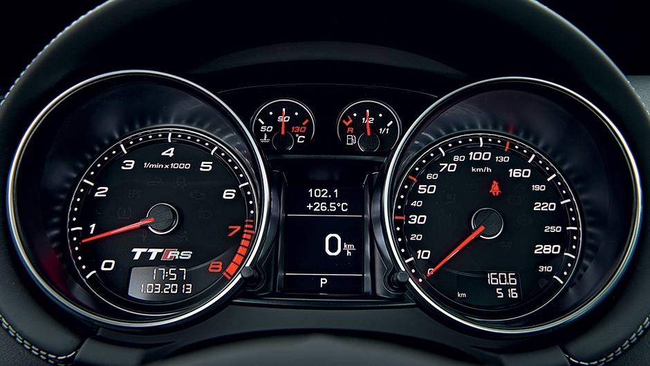 Os instrumentos tamb&eacute;m aferem a idade do TT | <a href="https://quatrorodas.abril.com.br/carros/impressoes/audi-tt-rs-743371.shtml" rel="migration">Leia mais</a>