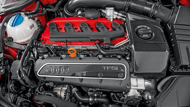 Cinco-cilindros turbo: fibra de carbono e 340 cv | <a href="https://quatrorodas.abril.com.br/carros/impressoes/audi-tt-rs-743371.shtml" rel="migration">Leia mais</a>