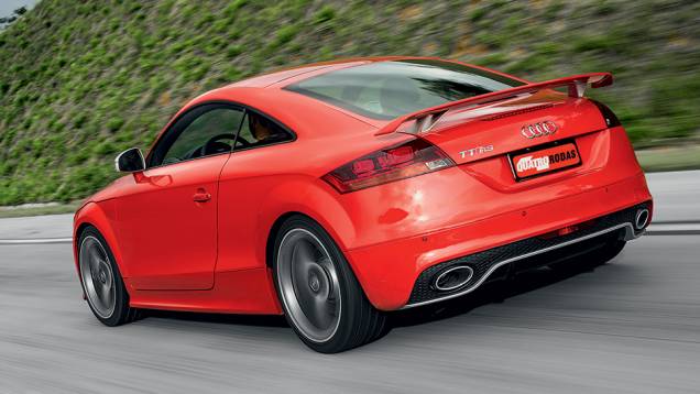 Asa impede que a traseira flutue em velocidade | <a href="https://quatrorodas.abril.com.br/carros/impressoes/audi-tt-rs-743371.shtml" rel="migration">Leia mais</a> Asa impede que a traseira flutue em velocidade | <a href="https://quatrorodas.abril.com.br/carros/impressoes/audi-tt-rs-743371.shtml" rel="migration">Leia mais</a>