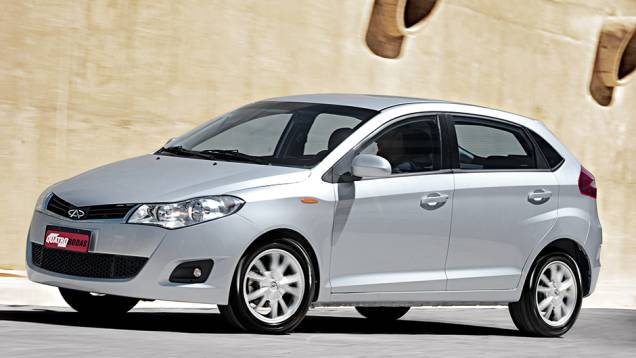 Faróis do Celer invadem os para-lamas | <a href="https://quatrorodas.abril.com.br/carros/comparativos/jac-j3-1-5-s-x-chery-celer-1-5-744920.shtml" rel="migration">Leia mais</a>