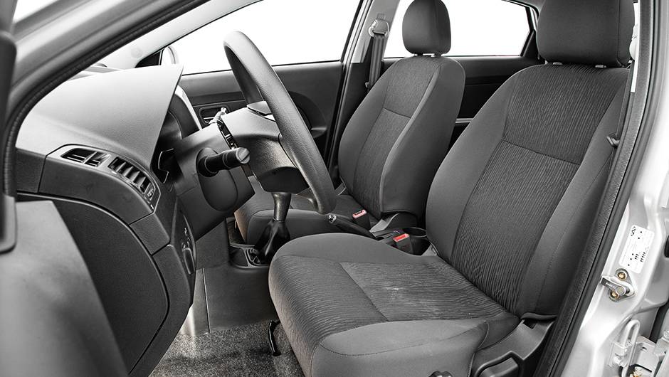 Bancos t&ecirc;m espuma dura... | <a href="https://quatrorodas.abril.com.br/carros/comparativos/jac-j3-1-5-s-x-chery-celer-1-5-744920.shtml" rel="migration">Leia mais</a>