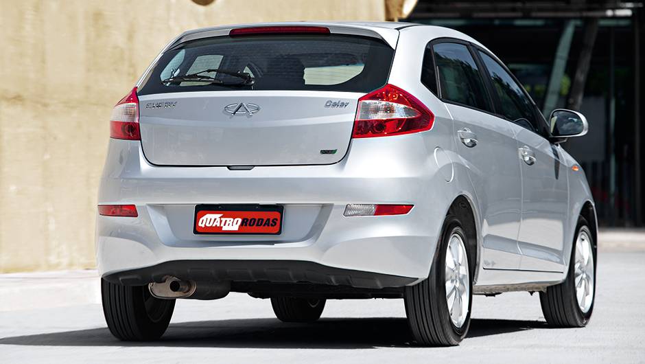 Luz de r&eacute; somente em um dos lados, no para-choque | <a href="https://quatrorodas.abril.com.br/carros/comparativos/jac-j3-1-5-s-x-chery-celer-1-5-744920.shtml" rel="migration">Leia mais</a>