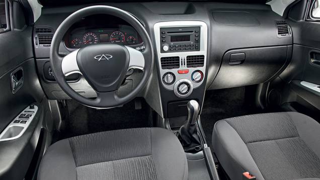 Molduras em console, volante e portas têm um tom de prata diferente do aplique do câmbio | <a href="https://quatrorodas.abril.com.br/carros/comparativos/jac-j3-1-5-s-x-chery-celer-1-5-744920.shtml" rel="migration">Leia mais</a>