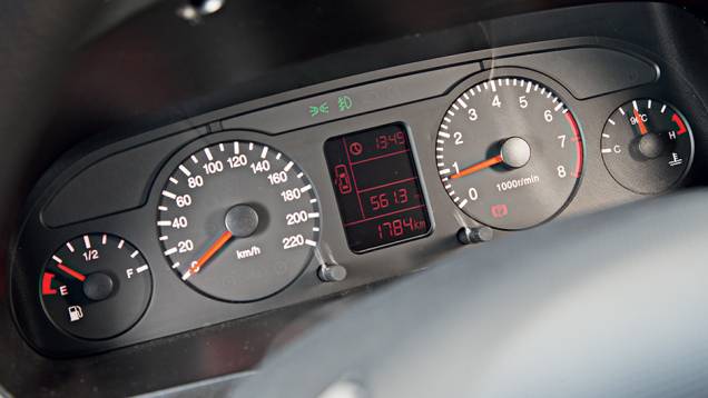 Painel parece o de um VW | <a href="https://quatrorodas.abril.com.br/carros/comparativos/jac-j3-1-5-s-x-chery-celer-1-5-744920.shtml" rel="migration">Leia mais</a> Painel parece o de um VW | <a href="https://quatrorodas.abril.com.br/carros/comparativos/jac-j3-1-5-s-x-chery-celer-1-5-744920.shtml" rel="migration">Leia mais</a>
