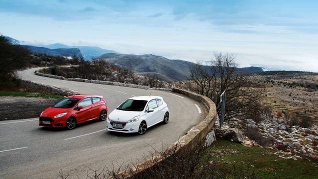 Os dois trazem motor 1.6 turbo e rodas aro 17 | <a href="https://quatrorodas.abril.com.br/carros/comparativos/fiesta-st-x-peugeot-208-gti-743718.shtml" rel="migration">Leia mais</a>