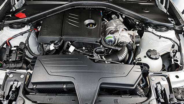 | <a href="https://quatrorodas.abril.com.br/carros/comparativos/mercedes-benz-200-x-bmw-118i-744296.shtml" rel="migration">Leia mais</a> | <a href="https://quatrorodas.abril.com.br/carros/comparativos/mercedes-benz-200-x-bmw-118i-744296.shtml" rel="migration">Leia mais</a>