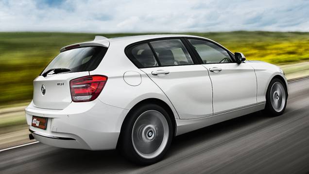 Balanço traseiro longo afasta a lanterna da porta | <a href="https://quatrorodas.abril.com.br/carros/comparativos/mercedes-benz-200-x-bmw-118i-744296.shtml" rel="migration">Leia mais</a> Balanço traseiro longo afasta a lanterna da porta | <a href="https://quatrorodas.abril.com.br/carros/comparativos/mercedes-benz-200-x-bmw-118i-744296.shtml" rel="migration">Leia mais</a>