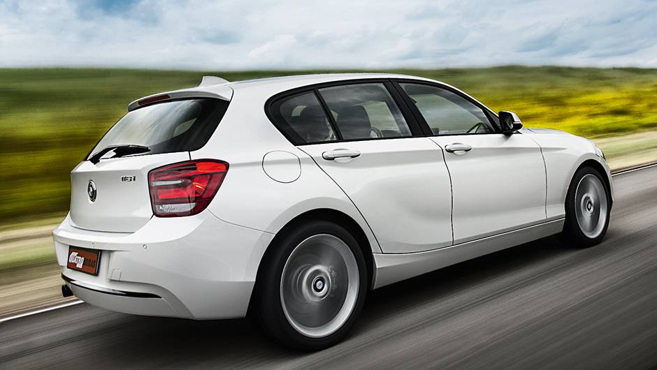 Balan&ccedil;o traseiro longo afasta a lanterna da porta | <a href="https://quatrorodas.abril.com.br/carros/comparativos/mercedes-benz-200-x-bmw-118i-744296.shtml" rel="migration">Leia mais</a>