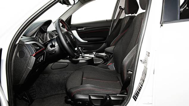 Pedal do acelerador com eixo inferior | <a href="https://quatrorodas.abril.com.br/carros/comparativos/mercedes-benz-200-x-bmw-118i-744296.shtml" rel="migration">Leia mais</a> Pedal do acelerador com eixo inferior | <a href="https://quatrorodas.abril.com.br/carros/comparativos/mercedes-benz-200-x-bmw-118i-744296.shtml" rel="migration">Leia mais</a>