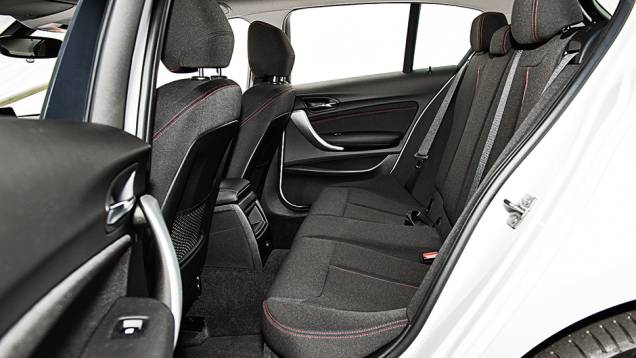Bancos baixos: foco na esportividade | <a href="https://quatrorodas.abril.com.br/carros/comparativos/mercedes-benz-200-x-bmw-118i-744296.shtml" rel="migration">Leia mais</a> Bancos baixos: foco na esportividade | <a href="https://quatrorodas.abril.com.br/carros/comparativos/mercedes-benz-200-x-bmw-118i-744296.shtml" rel="migration">Leia mais</a>