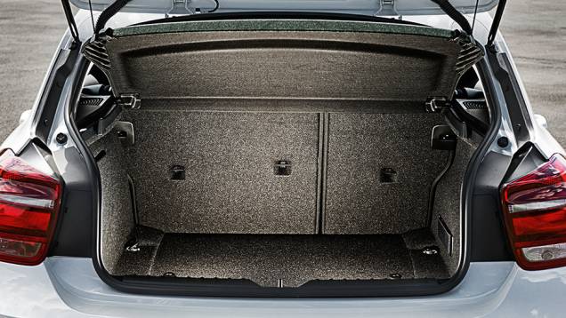 Porta-malas tem 360 litros de volume | <a href="https://quatrorodas.abril.com.br/carros/comparativos/mercedes-benz-200-x-bmw-118i-744296.shtml" rel="migration">Leia mais</a> Porta-malas tem 360 litros de volume | <a href="https://quatrorodas.abril.com.br/carros/comparativos/mercedes-benz-200-x-bmw-118i-744296.shtml" rel="migration">Leia mais</a>