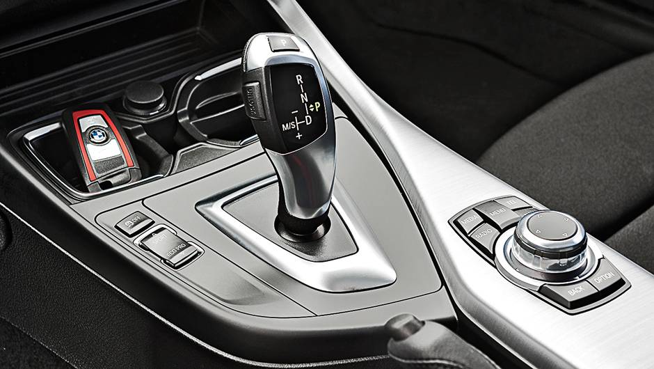 C&acirc;mbio tem trocas manuais na alavanca | <a href="https://quatrorodas.abril.com.br/carros/comparativos/mercedes-benz-200-x-bmw-118i-744296.shtml" rel="migration">Leia mais</a>