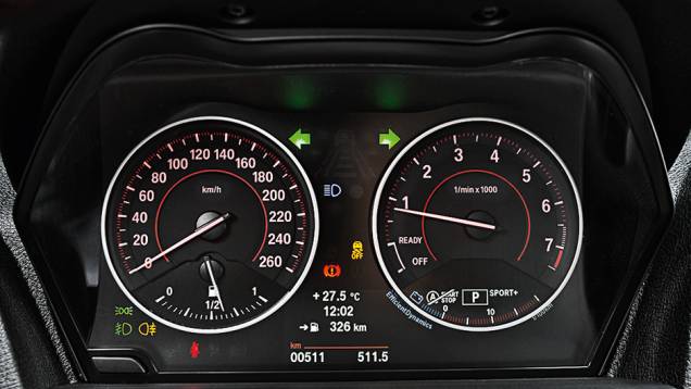 Painel é sóbrio, com fundo preto | <a href="https://quatrorodas.abril.com.br/carros/comparativos/mercedes-benz-200-x-bmw-118i-744296.shtml" rel="migration">Leia mais</a> Painel é sóbrio, com fundo preto | <a href="https://quatrorodas.abril.com.br/carros/comparativos/mercedes-benz-200-x-bmw-118i-744296.shtml" rel="migration">Leia mais</a>