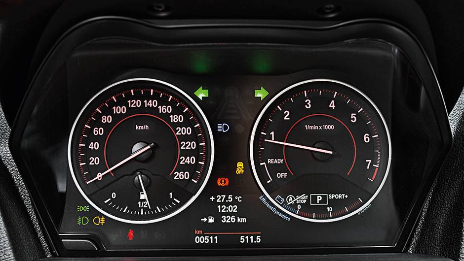 Painel &eacute; s&oacute;brio, com fundo preto | <a href="https://quatrorodas.abril.com.br/carros/comparativos/mercedes-benz-200-x-bmw-118i-744296.shtml" rel="migration">Leia mais</a>