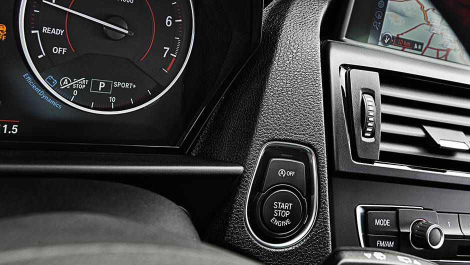Partida por bot&atilde;o, s&oacute; nas vers&otilde;es superiores | <a href="https://quatrorodas.abril.com.br/carros/comparativos/mercedes-benz-200-x-bmw-118i-744296.shtml" rel="migration">Leia mais</a>
