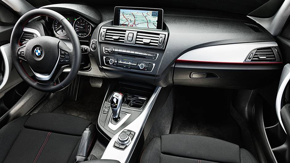 118i: navega&ccedil;&atilde;o e bancos esportivos, somente nas vers&otilde;es mais caras | <a href="https://quatrorodas.abril.com.br/carros/comparativos/mercedes-benz-200-x-bmw-118i-744296.shtml" rel="migration">Leia mais</a>