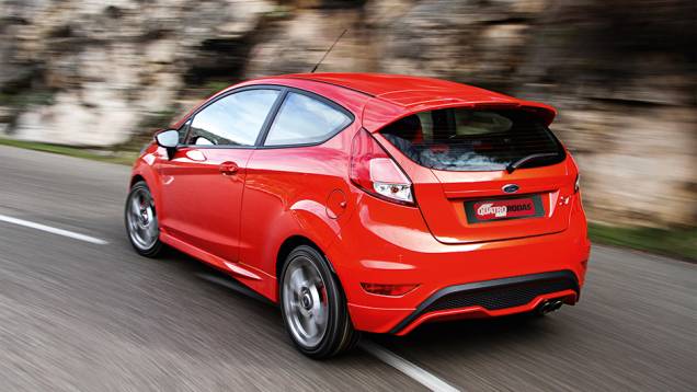 Saias laterais e para-choque vazado: ar mais nervoso ao ST | <a href="https://quatrorodas.abril.com.br/carros/comparativos/fiesta-st-x-peugeot-208-gti-743718.shtml" rel="migration">Leia mais</a>