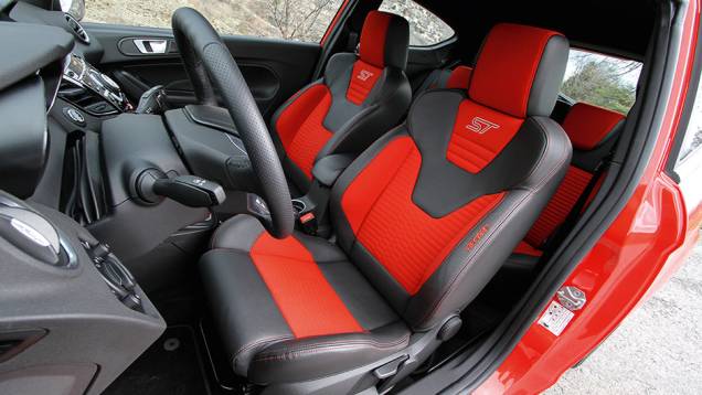 Visibilidade dos instrumentos é melhor no Fiesta | <a href="https://quatrorodas.abril.com.br/carros/comparativos/fiesta-st-x-peugeot-208-gti-743718.shtml" rel="migration">Leia mais</a>