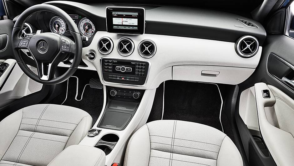 A 200: painel bicolor, bancos esportivos, console sem c&acirc;mbio nem freio de m&atilde;o | <a href="https://quatrorodas.abril.com.br/carros/comparativos/mercedes-benz-200-x-bmw-118i-744296.shtml" rel="migration">Leia mais</a>