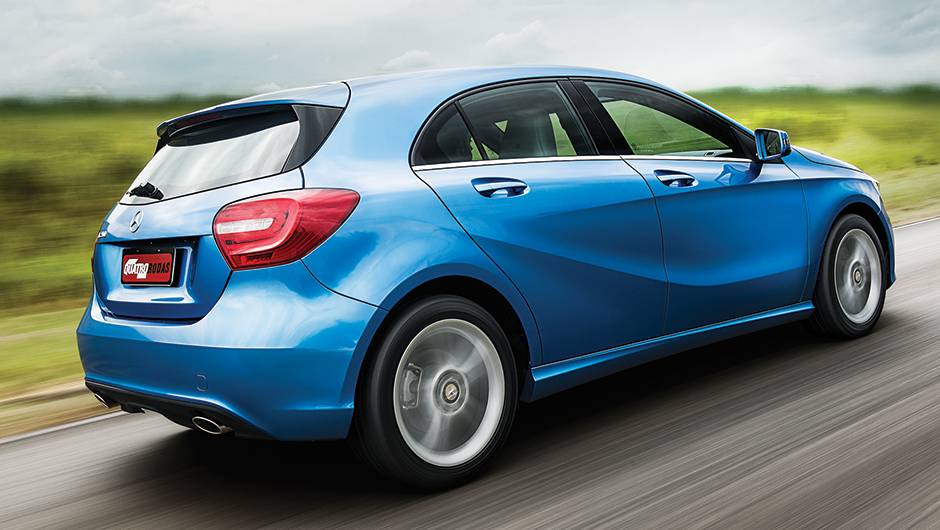 Escape duplo é exclusivo da versão top | <a href="https://quatrorodas.abril.com.br/carros/comparativos/mercedes-benz-200-x-bmw-118i-744296.shtml" rel="migration">Leia mais</a> Escape duplo é exclusivo da versão top | <a href="https://quatrorodas.abril.com.br/carros/comparativos/mercedes-benz-200-x-bmw-118i-744296.shtml" rel="migration">Leia mais</a>