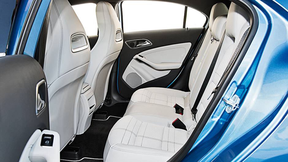 Atr&aacute;s, o t&uacute;nel baixo facilita a vida dos ocupantes | <a href="https://quatrorodas.abril.com.br/carros/comparativos/mercedes-benz-200-x-bmw-118i-744296.shtml" rel="migration">Leia mais</a>