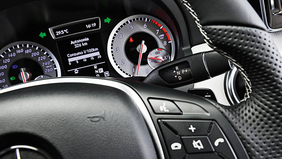 C&acirc;mbio: alavanca seletora e borboletas junto ao volante | <a href="https://quatrorodas.abril.com.br/carros/comparativos/mercedes-benz-200-x-bmw-118i-744296.shtml" rel="migration">Leia mais</a>