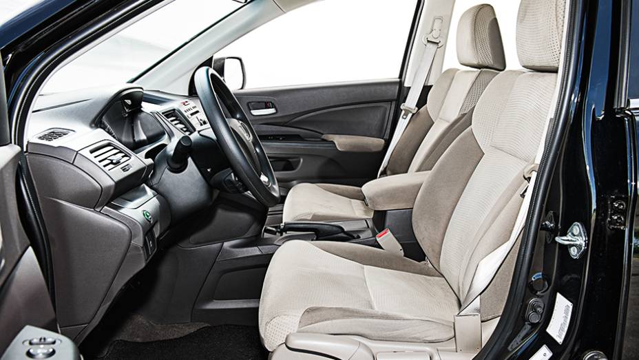 Interior claro contribui para a sensação de amplitude da cabine | <a href="https://quatrorodas.abril.com.br/carros/comparativos/honda-cr-v-x-hyundai-ix35-744731.shtml" rel="migration">Leia mais</a>