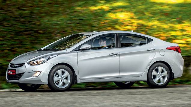 Hyundai chama seu design de "escultura fluida" | <a href="https://quatrorodas.abril.com.br/carros/lancamentos/hyundai-elantra-2-0-flex-742637.shtml" rel="migration">Leia mais</a>