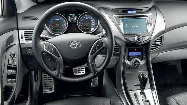 Interior conta com materiais de alta qualidade e desenho que faz jus à elegância da carroceria | <a href="https://quatrorodas.abril.com.br/carros/lancamentos/hyundai-elantra-2-0-flex-742637.shtml" rel="migration">Leia mais</a>