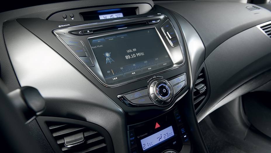 Monitor touch screen mostra GPS e câmera de ré | <a href="https://quatrorodas.abril.com.br/carros/lancamentos/hyundai-elantra-2-0-flex-742637.shtml" rel="migration">Leia mais</a>