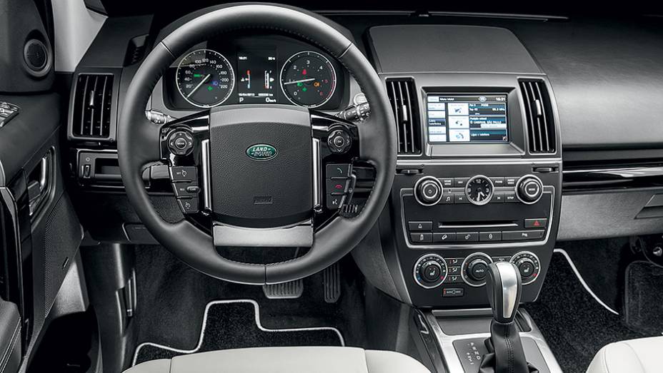 Central multimídia tem touch screen de 7 polegadas | <a href="https://quatrorodas.abril.com.br/carros/lancamentos/land-rover-freelander-2-743455.shtml" rel="migration">Leia mais</a>