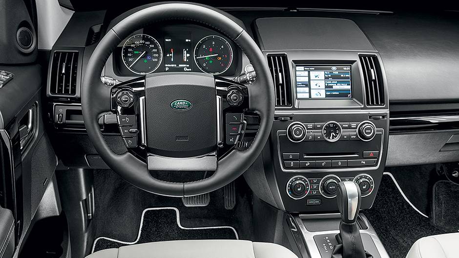 Central multim&iacute;dia tem touch screen de 7 polegadas | <a href="https://quatrorodas.abril.com.br/carros/lancamentos/land-rover-freelander-2-743455.shtml" rel="migration">Leia mais</a>
