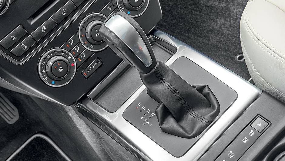 Sistema Terrain Response &eacute; acionado por meio de teclas no console, junto &agrave; alavanca do c&acirc;mbio | <a href="https://quatrorodas.abril.com.br/carros/lancamentos/land-rover-freelander-2-743455.shtml" rel="migration">Leia mais</a>