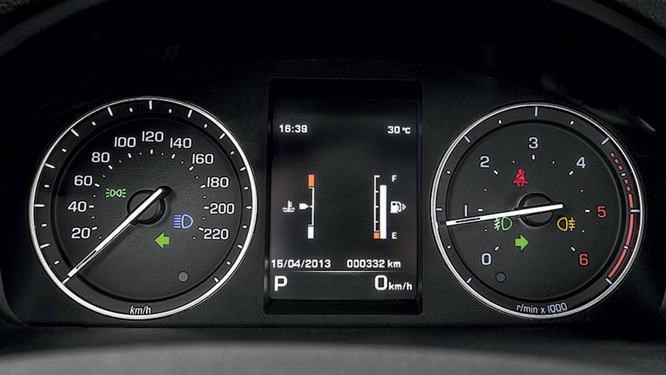 Entre mostradores anal&oacute;gicos, um monitor digital | <a href="https://quatrorodas.abril.com.br/carros/lancamentos/land-rover-freelander-2-743455.shtml" rel="migration">Leia mais</a>